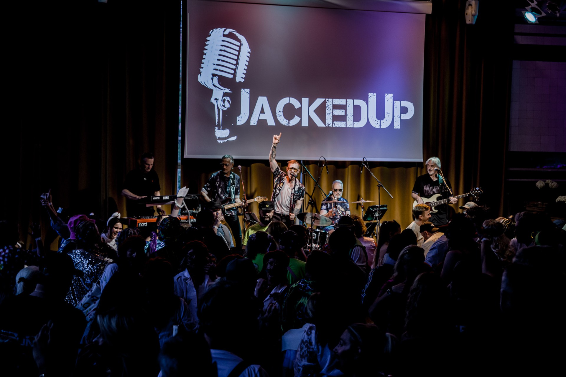 JackedUp live på scen med packat dansgolv